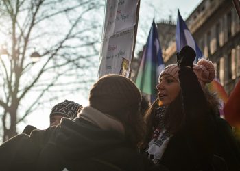 Paris’te gençler ‘Emeklilik yaşı’ kararına karşı gösteri düzenledi