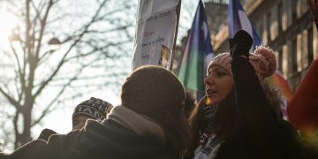 Paris’te gençler ‘Emeklilik yaşı’ kararına karşı gösteri düzenledi