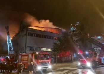 Pendik’te cam plastik fabrikasında yangın çıktı