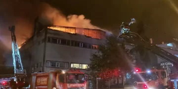 Pendik’te cam plastik fabrikasında yangın çıktı