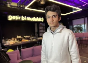 Türkiye, çaldığı piyano ile gündeme gelen moto kurye Can İncir’i konuşuyor