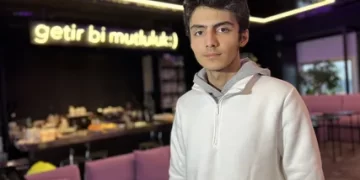 Türkiye, çaldığı piyano ile gündeme gelen moto kurye Can İncir’i konuşuyor