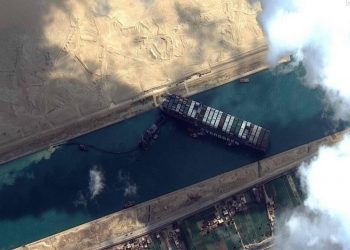 Kargo gemisi Süveyş Kanalı’nda karaya oturdu