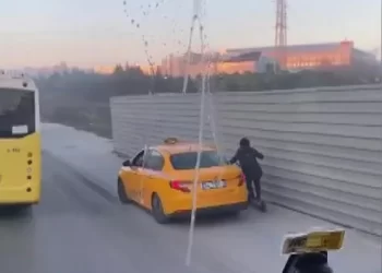 İstanbul’da taksici kaldırımdaki scooterlı kadına çarptı