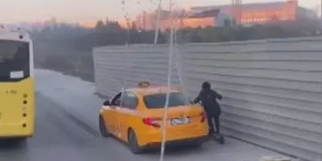 İstanbul’da taksici kaldırımdaki scooterlı kadına çarptı