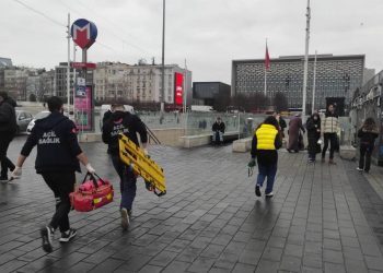 Taksim metrosunda raylara yolcu düştü, seferler durduruldu!