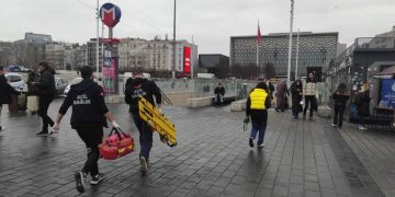 Taksim metrosunda raylara yolcu düştü, seferler durduruldu!