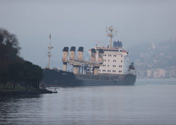 İstanbul Boğazı’nda yük gemisi karaya oturdu