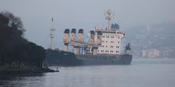 İstanbul Boğazı’nda yük gemisi karaya oturdu