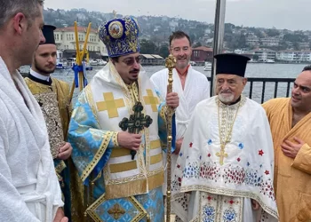 Üsküdar’da denizden haç çıkarma töreni düzenlendi