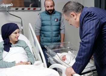 Yeni yılın ilk bebekleri dünyaya geldi! Bakan Koca ziyaret etti