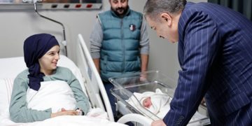 Yeni yılın ilk bebekleri dünyaya geldi! Bakan Koca ziyaret etti