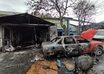 Zeytinburnu’nda oto tamircide yangın çıktı