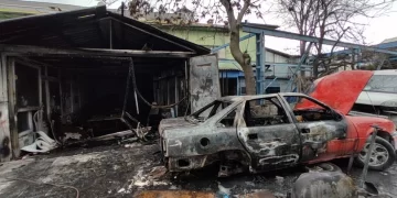 Zeytinburnu’nda oto tamircide yangın çıktı
