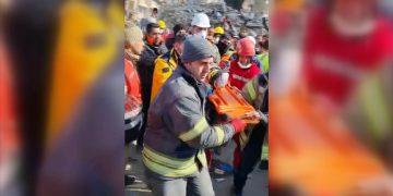 2 aylık bebek 128 saat sonra enkazdan sağ kurtarıldı