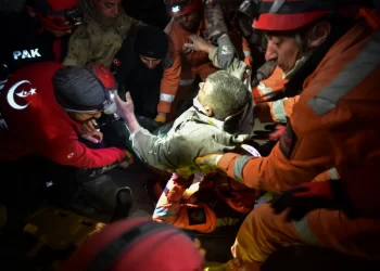 138 saat sonra enkazdan çıktılar