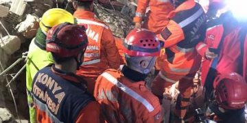 Depremden 185 saat sonra 67 yaşındaki adam enkazdan sağ çıkarıldı