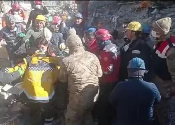 7 yaşındaki bir çocuk, 177 saatin ardından enkazdan kurtarıldı