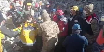 7 yaşındaki bir çocuk, 177 saatin ardından enkazdan kurtarıldı