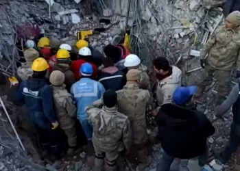 Elbistan’da asansör kabininde depreme yakalanan 4 kişilik aile 84 saat sonra kurtarıldı!