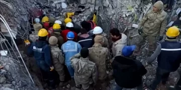Elbistan’da asansör kabininde depreme yakalanan 4 kişilik aile 84 saat sonra kurtarıldı!