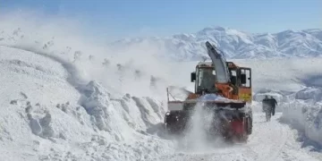Muş ile Bitlis arasında karla zorlu mücadele