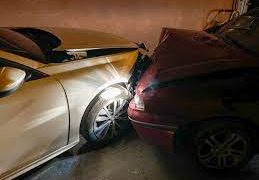 Sinop’ta polisten kaçan sürücü park halindeki otomobile çarptı