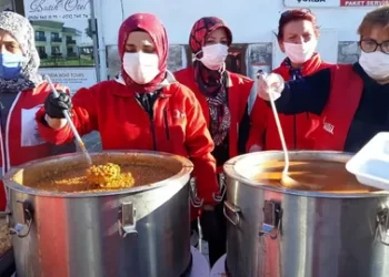 Türk Kızılay, Muş’ta 150 depremzede aileye yemek dağıtıyor