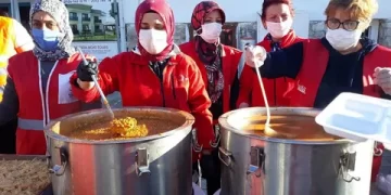 Türk Kızılay, Muş’ta 150 depremzede aileye yemek dağıtıyor