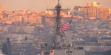ABD savaş gemisi USS Nitze İstanbul Boğazı’nda demirledi