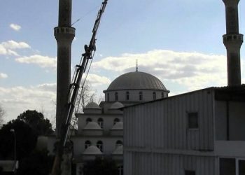Adana’da 2 caminin minareleri kontrollü şekilde yıkılıyor