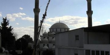 Adana’da 2 caminin minareleri kontrollü şekilde yıkılıyor