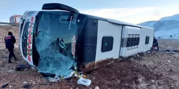 Afyonkarahisar’da yolcu otobüsü devrildi: 8 ölü, 42 yaralı