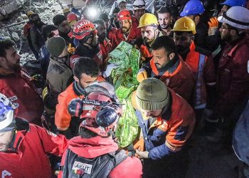 110 saat sonra anne ve bebeği kurtarıldı