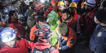 110 saat sonra anne ve bebeği kurtarıldı