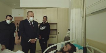 Dışişleri Bakanı Mevlüt Çavuşoğlu, İstanbul’da tedavi gören depremzedeleri ziyaret etti