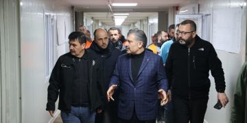 Bakan Koca, Defne’de kurulan hastaneyi inceledi