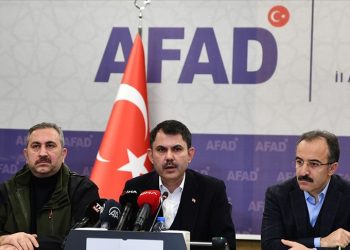 Bakan Kurum’dan uyarı: Hasarlı binalara girmeyin