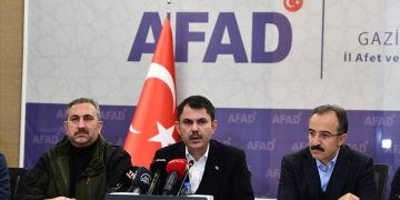 Bakan Kurum’dan uyarı: Hasarlı binalara girmeyin