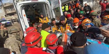 74 yaşındaki Cemile Kekeç, 227. saate enkazdan kurtarıldı
