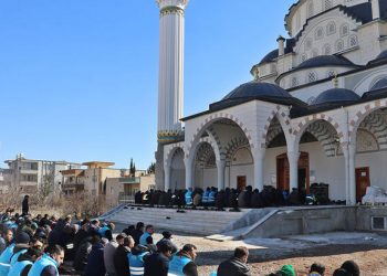 Adıyaman’da cuma namazı sağlam kalan camilerde kılındı