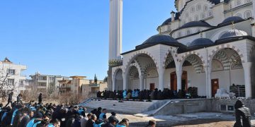 Adıyaman’da cuma namazı sağlam kalan camilerde kılındı