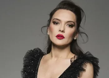 Şarkıcı Demet Akalın, dört dairesini depremzedelere açtı