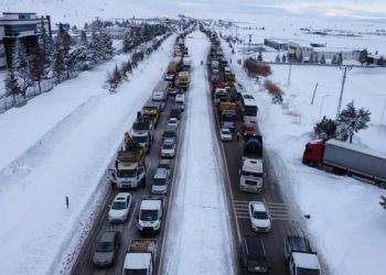Deprem sebebiyle trafiğe kapanan yollar açıldı