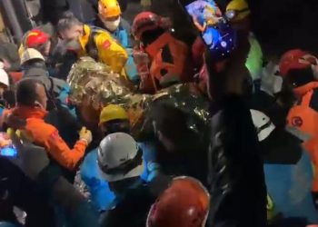 Depremden 160 saat sonra enkazdan sağ kurtarıldı