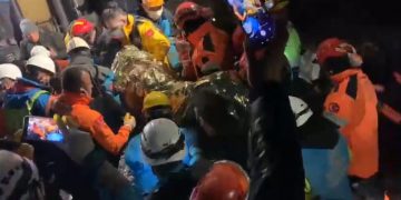 Depremden 160 saat sonra enkazdan sağ kurtarıldı