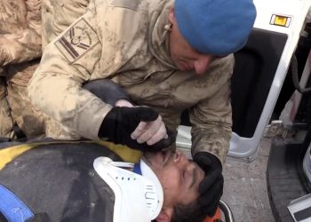 Depremin 104’üncü saatinde enkazdan kurtarılan depremzede, askerin elini öptü