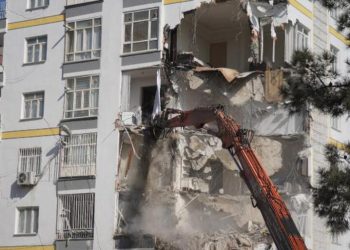 Diyarbakır'da ağır hasar alan binalara kontrollü yıkım Diyarbakır’da ağır hasar alan binalara kontrollü yıkım