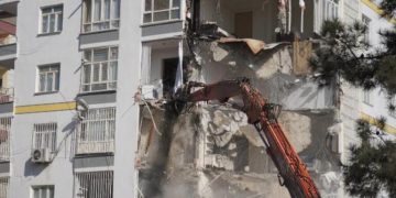 Diyarbakır’da ağır hasar alan binalara kontrollü yıkım