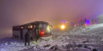 Diyarbakır’dan İstanbul’a giden yolcu otobüsü şarampole devrildi